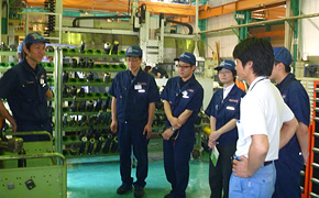 Engineers visit partner companies and listen to the opinions and suggestions of the workers.