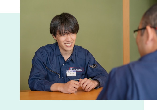 向かい合って対談する百々と筒井