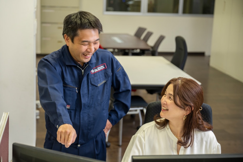 和やかな雰囲気で談笑する男性社員と女性社員