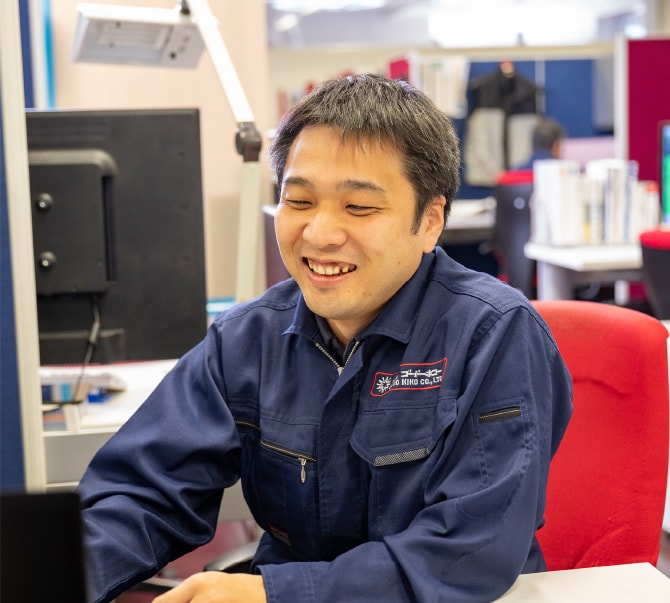 デスクで笑顔を見せる社員