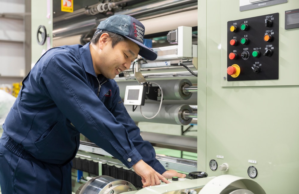 工場でスリッターを操作する社員