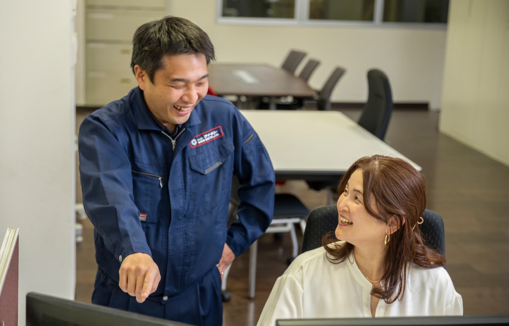 同僚と笑顔で会話する社員