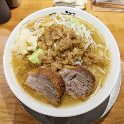 チャーシューとネギがのったラーメン