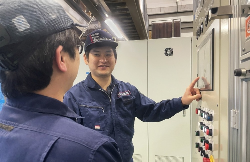 同僚と笑顔で会話する社員