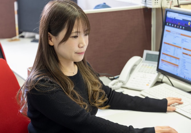 デスクでパソコンに向かう社員
