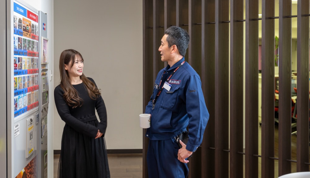 休憩スペースで同僚と談笑する社員