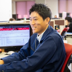 オフィスで微笑む営業チームの社員