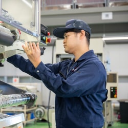工場で機械を点検する東日本サテライトの社員